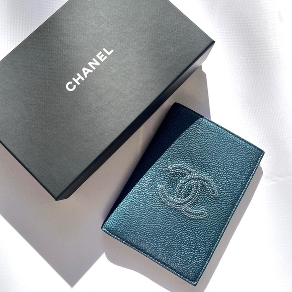 Authentic CHANEL Timeless CC 2019 Caviar Blue Passport Holder Case Cover - Picture 1 of 10